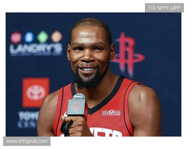 杜兰特今天换了条项链，直接闪瞎我这穷人的眼睛！